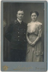 Kobieta i mężczyzna w mundurze