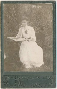 Kobieta oglądająca album 1909r
