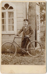 Mężczyzna w mundurze z rowerem