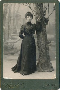 Kobieta przy drzewie