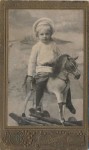 Dziecko chłopczyk koń na biegunach
