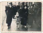 Rodzice z dzieckiem na Rynku Kościuszki 1937r