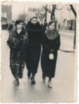 Trzy kobiety przy kościele farnym 1935r