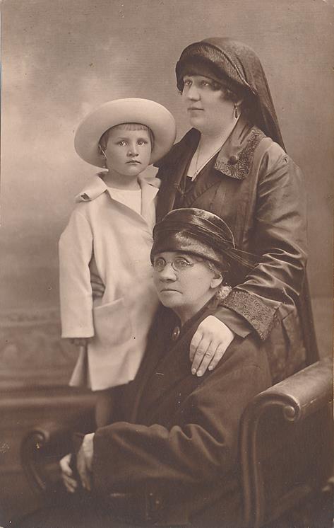 Marysieńka Korycińska z mamą i babcią